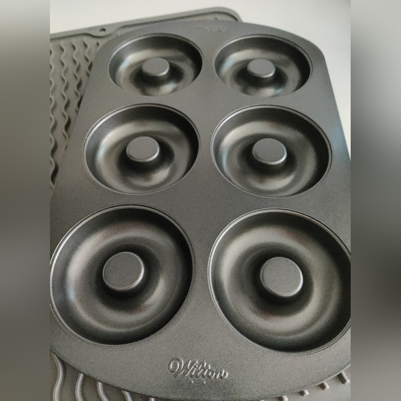 Wilton Non-Stick Donut Pan 6-Cavity - Picture 5 of 7